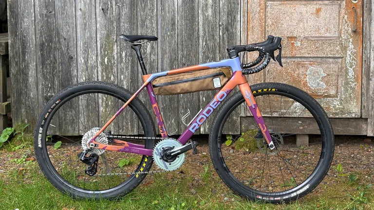 Colorful bicycle with the VISTAR powershift leaning against a wooden wall outdoor